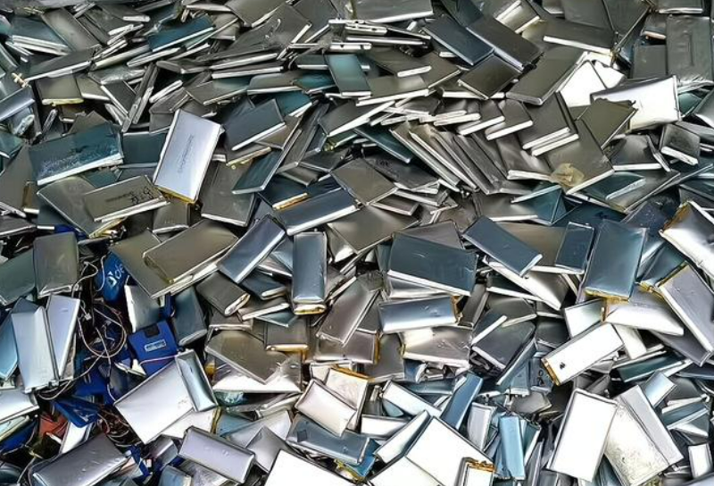 回收的廢舊動(dòng)力鋰電池，經(jīng)過熱解處理，資源回收再利用