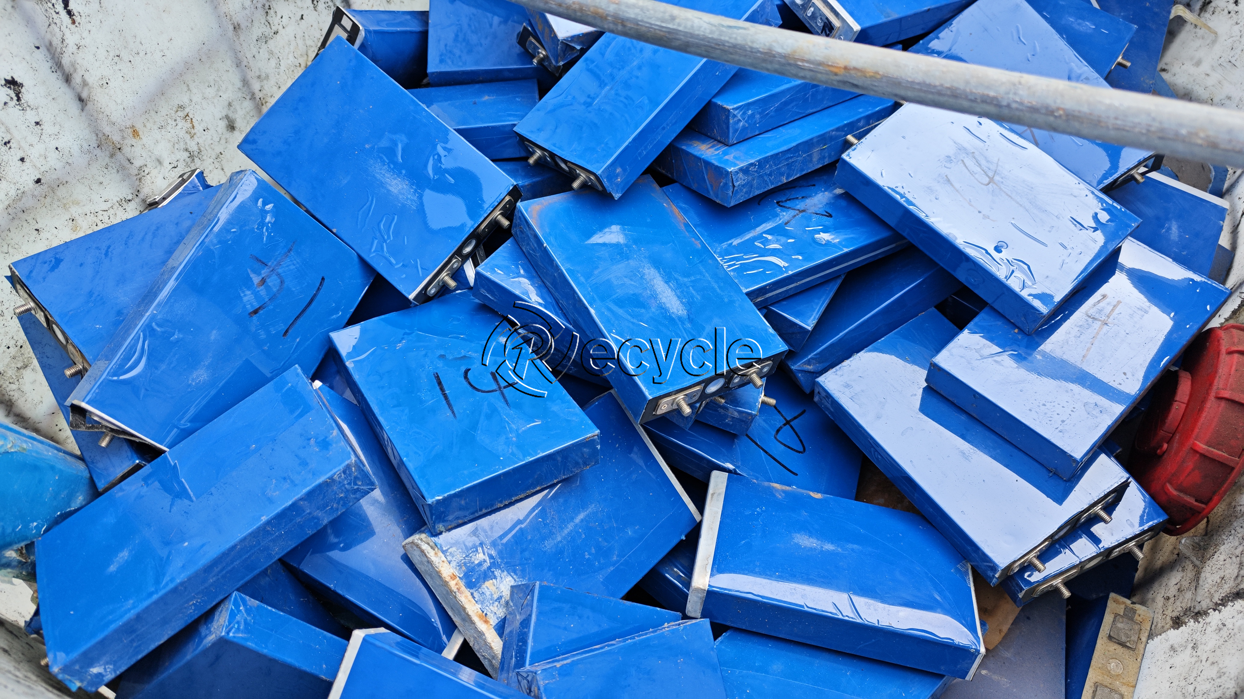 如何使用廢舊鋰電池?zé)峤馓幚碓O(shè)備回收鋰電？